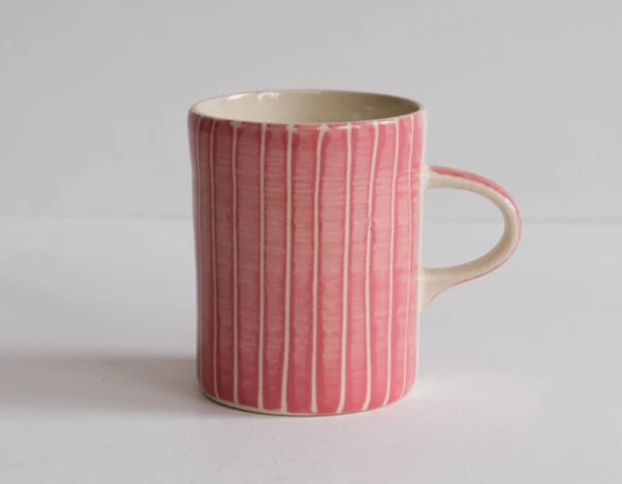 Mug en céramique strié rose
