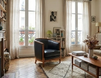 Fauteuil ancien accoudoirs moulurés bois teinte ancienne et cuir noir