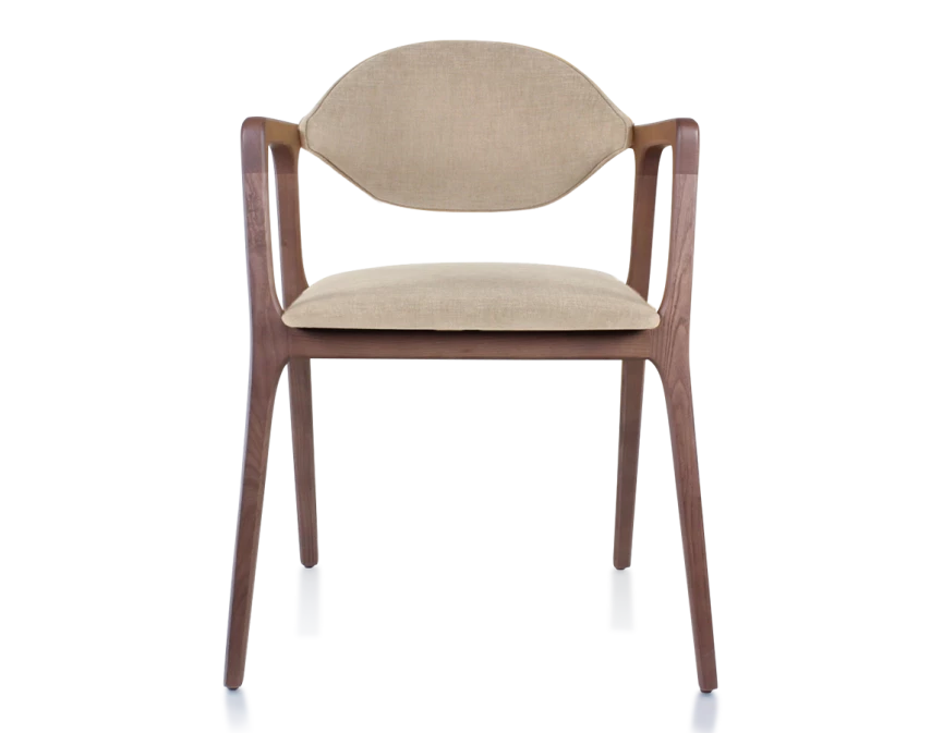 Chaise design avec accoudoirs bois teinte noyer et tissu camel