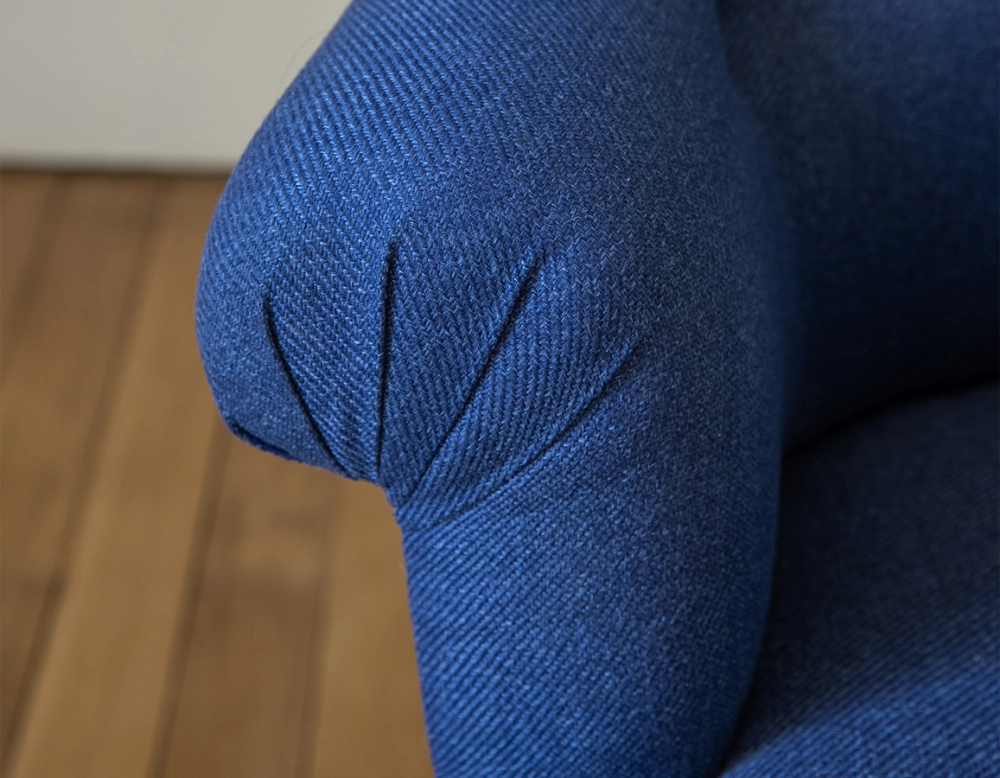 Fauteuil crapaud avec accoudoirs pieds bois teinte noyer et tissu bleu marine moyen dossier Fauteuil crapaud avec accoudoirs pieds bois teinte noyer et tissu bleu marine moyen dossier