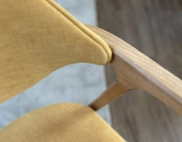 Chaise design avec accoudoirs bois teinte naturelle et tissu jaune Chaise design avec accoudoirs bois teinte naturelle et tissu jaune