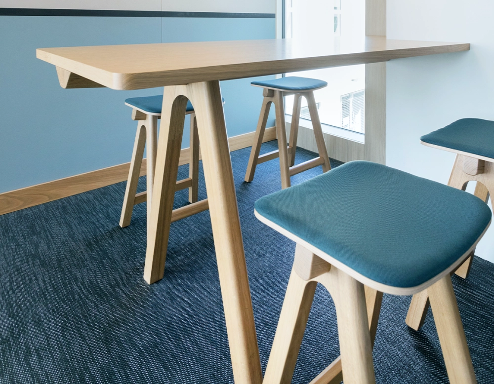 Tabouret de bar en chêne tapissé H80 cm bois teinte naturelle assise tissu bleu océan Tabouret de bar en chêne tapissé H80 cm bois teinte naturelle assise tissu bleu océan