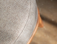 Fauteuil design cuir caramel et tissu brun Fauteuil design cuir caramel et tissu brun