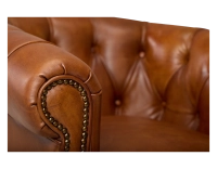 Fauteuil chesterfield cuir marron clair accoudoirs cloutés Fauteuil chesterfield cuir marron clair accoudoirs cloutés