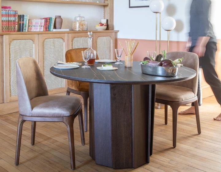 Table salle à manger ronde en chêne et céramique avec bois teinte marron foncé et plateau céramique effet marbre noir 120 cm