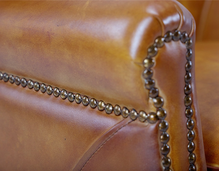 Fauteuil club cuir cognac accoudoirs cloutés Fauteuil club cuir cognac accoudoirs cloutés