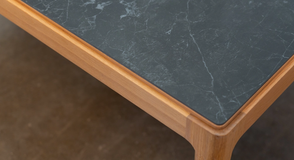 Table basse carrée en chêne et céramique sans tablette avec bois teinte naturelle plateau céramique effet ardoise 100X100 cm Table basse carrée en chêne et céramique sans tablette avec bois teinte naturelle plateau céramique effet ardoise 100X100 cm