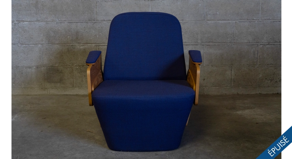 Sillón de diseño con reposabrazos roble natural asiento tejido azul eléctrico