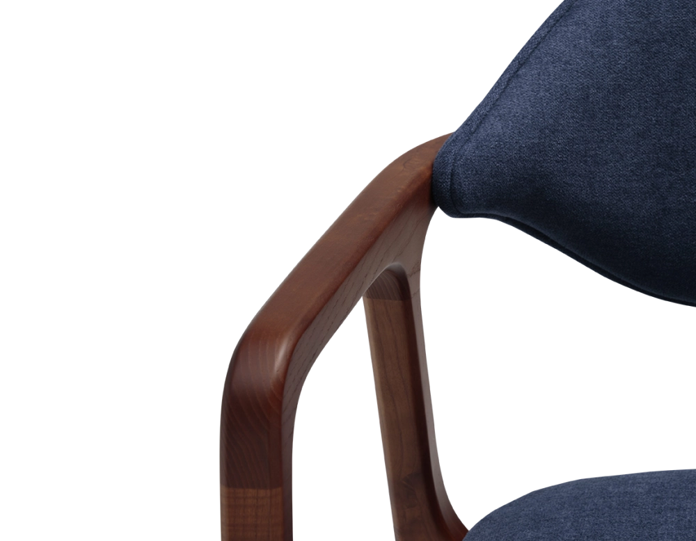 Chaise design avec accoudoirs bois teinte merisier et tissu bleu océan Chaise design avec accoudoirs bois teinte merisier et tissu bleu océan
