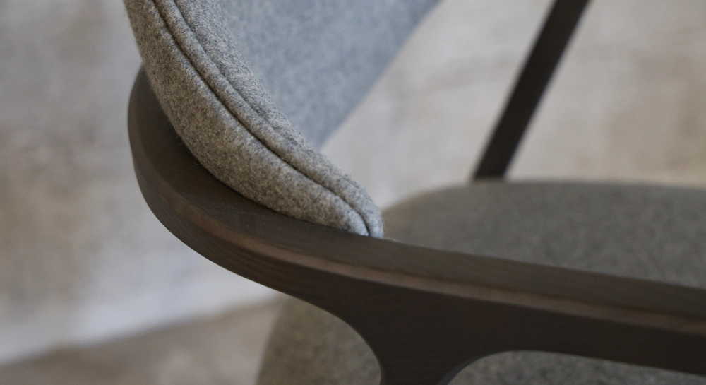 Chaise design avec accoudoirs en frêne bois teinte anthracite et tissu gris