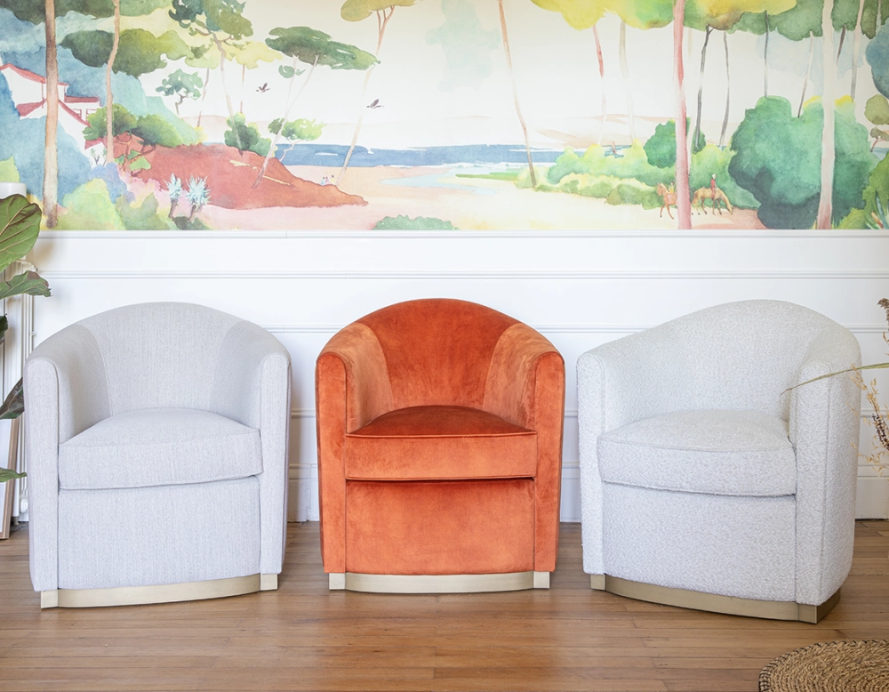 Fauteuil club tissu tissu velours terracotta socle bois effet laiton Fauteuil club tissu tissu velours terracotta socle bois effet laiton