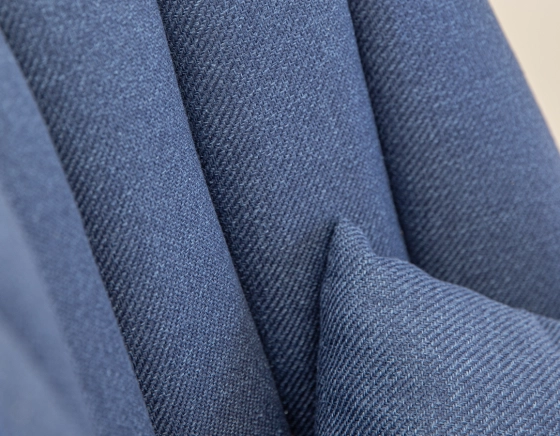 Fauteuil scandinave bois teinte merisier et tissu bleu marine