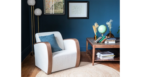 Fauteuil design bois teinte marron foncé et tissu beige naturel