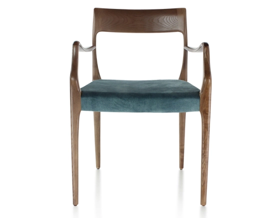 Chaise scandinave avec accoudoirs bois teinte marron foncé assise tissu velours bleu pétrole