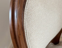 Fauteuil ancien style Louis XVI bois teinte ancienne et tissu chevron beige Fauteuil ancien style Louis XVI bois teinte ancienne et tissu chevron beige