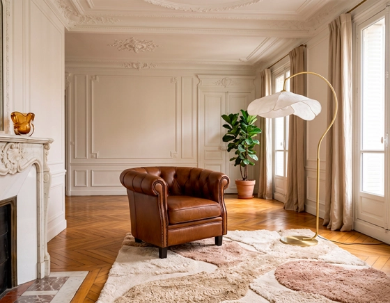 Fauteuil chesterfield cuir marron clair accoudoirs cloutés