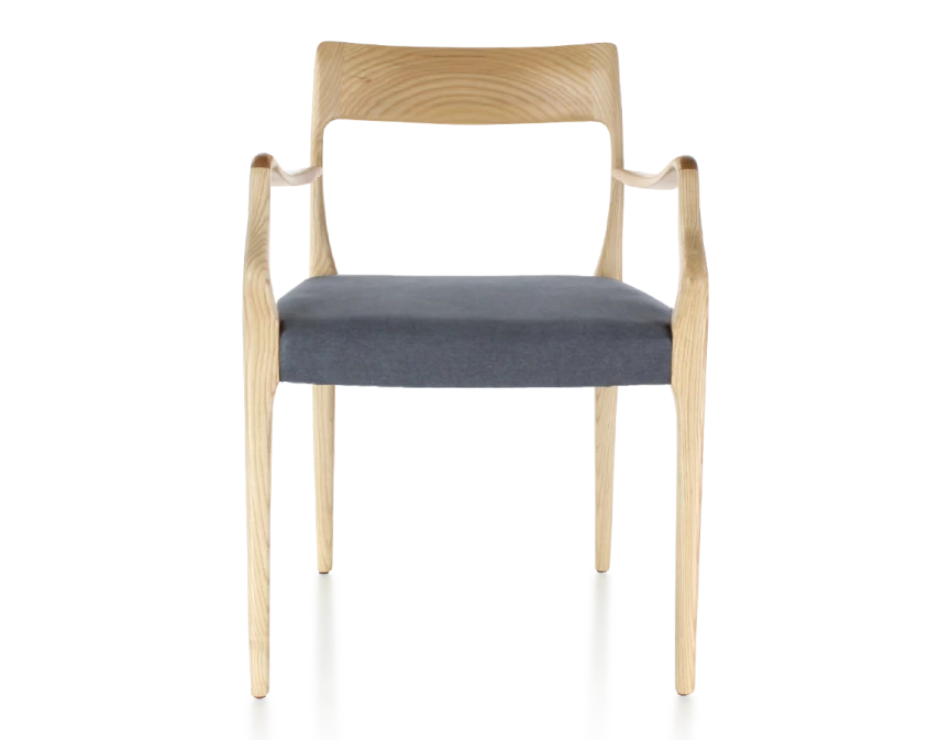 Chaise scandivave avec accoudoirs bois teinte naturelle assise tissu gris