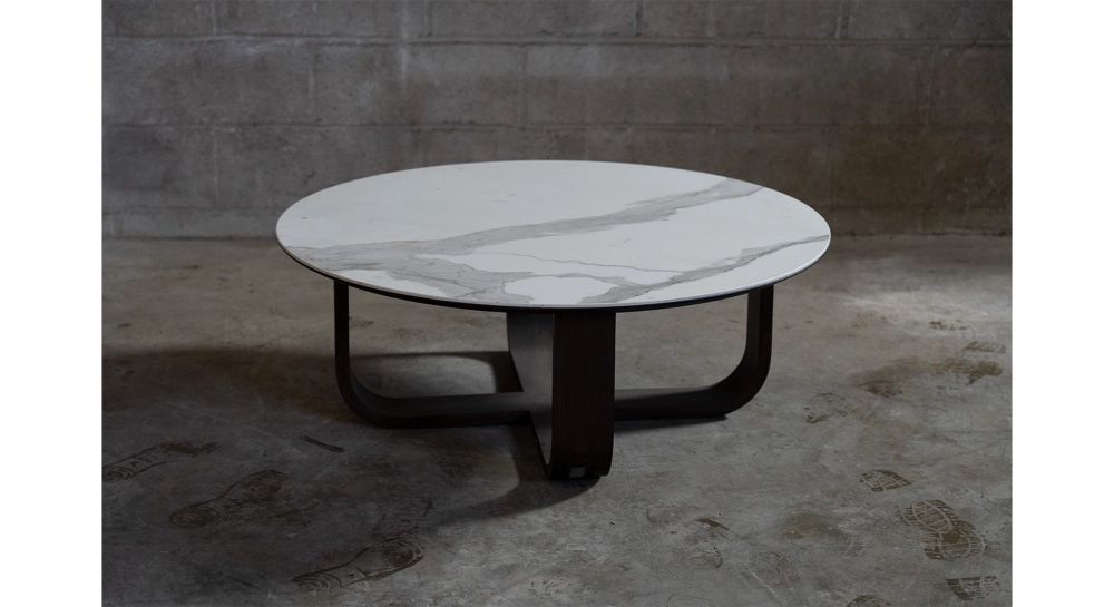 Table basse ronde en chêne et céramique avec bois teinte marron foncé plateau céramique effet marbre blanc 100x100 cm