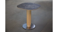 Table bistrot en chêne et céramique 2 personnes avec bois teinte naturelle et plateau céramique grise marbrée Table bistrot en chêne et céramique 2 personnes avec bois teinte naturelle et plateau céramique grise marbrée