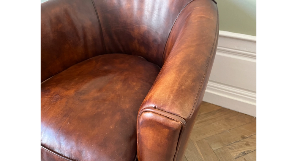 Lot de 2 fauteuils club cuir marron vintage Lot de 2 fauteuils club cuir marron vintage