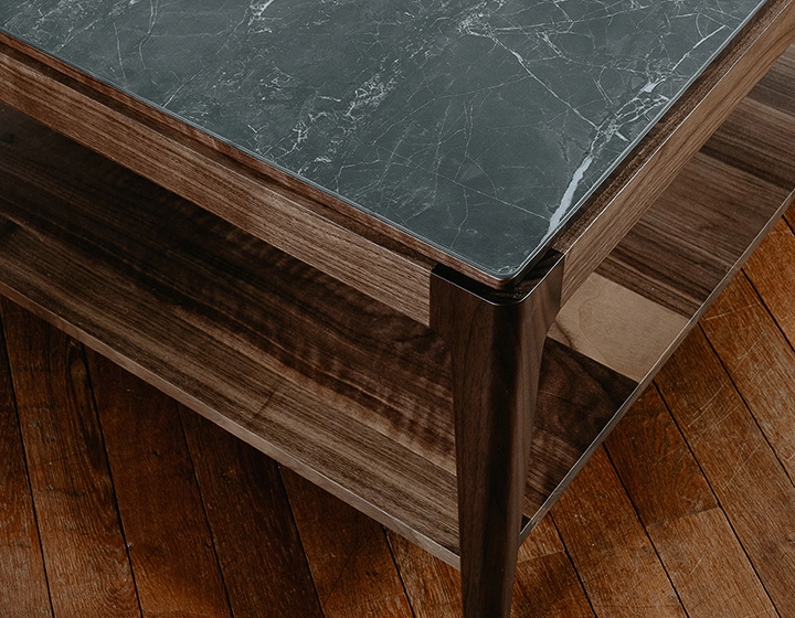 Table basse carrée en noyer et céramique avec tablette en bois teinte naturelle plateau céramique effet marbre noir 100x100 cm Table basse carrée en noyer et céramique avec tablette en bois teinte naturelle plateau céramique effet marbre noir 100x100 cm