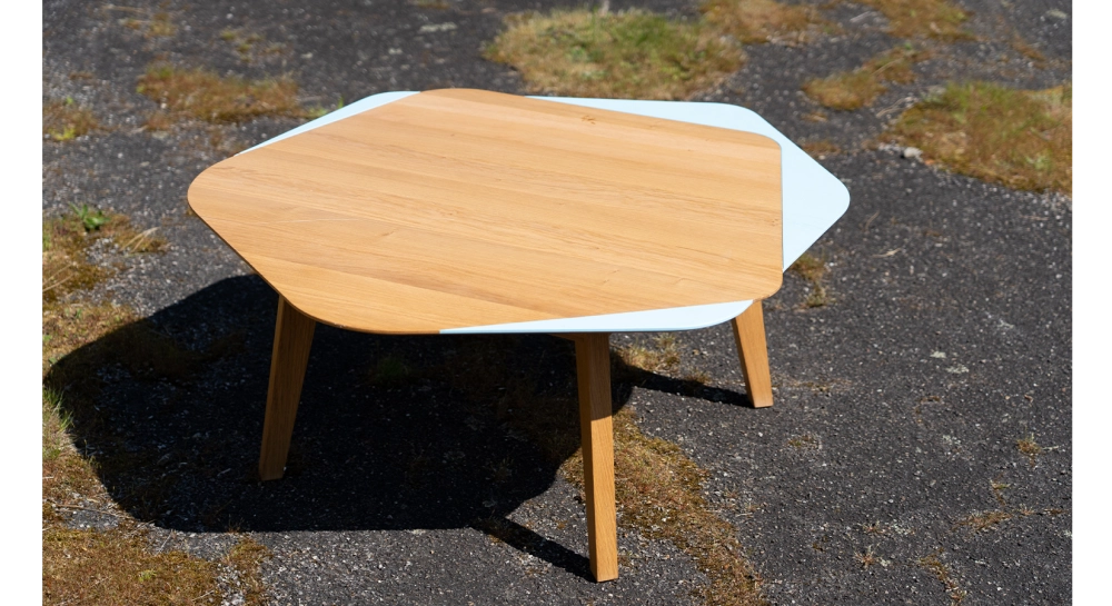 Table basse en chêne avec bois teinte naturelle et laque bleu ciel 90x90 cm Table basse en chêne avec bois teinte naturelle et laque bleu ciel 90x90 cm
