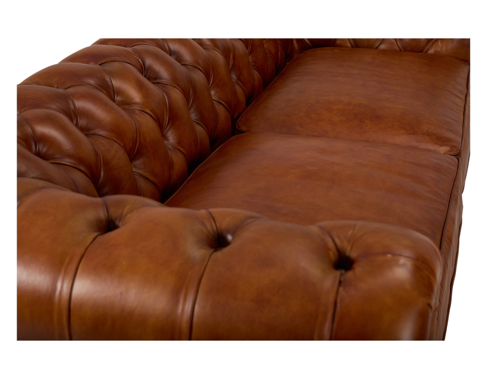Canapé Chesterfield cuir 3 places marron clair accoudoirs cloutés Canapé Chesterfield cuir 3 places marron clair accoudoirs cloutés