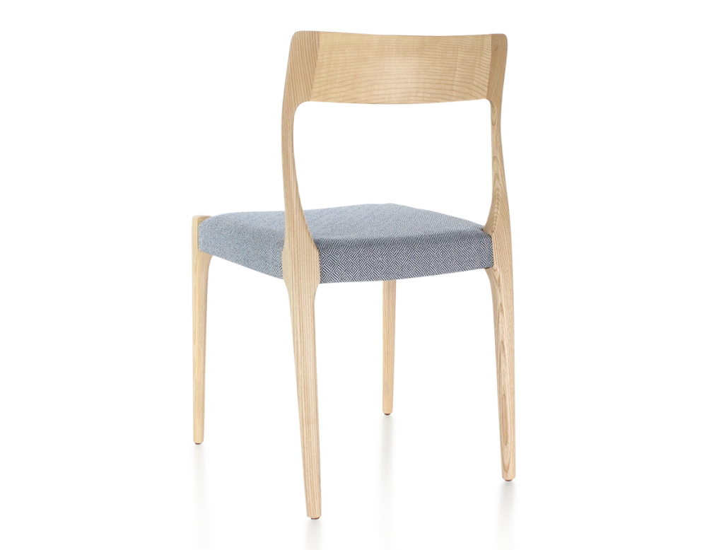 Chaise scandinave bois teinte naturelle assise tissu chevron bleu Chaise scandinave bois teinte naturelle assise tissu chevron bleu