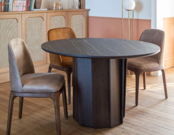 Table salle à manger ronde en chêne et céramique 6 à 8 personnes avec bois teinte marron foncé et plateau céramique effet marbre noir 120 cm