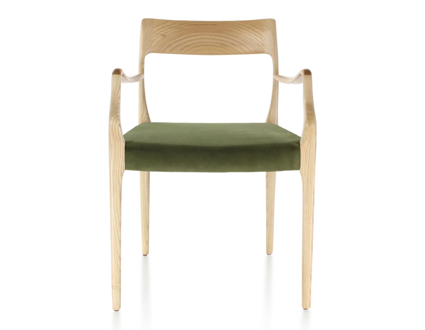 Chaise scandivave avec accoudoirs bois teinte naturelle assise tissu vert olive