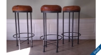 Lot de 3 tabourets de bar vintage cuir marron clair Lot de 3 tabourets de bar vintage cuir marron clair