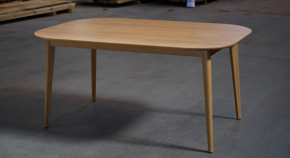 Table salle à manger en chêne 6 personnes teinte naturelle 160x100 cm Table salle à manger en chêne 6 personnes teinte naturelle 160x100 cm