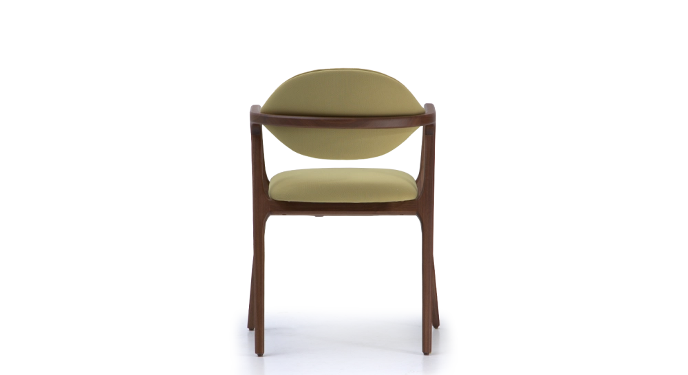 Chaise design avec accoudoirs en noyer bois teinte naturelle et tissu vert Chaise design avec accoudoirs en noyer bois teinte naturelle et tissu vert