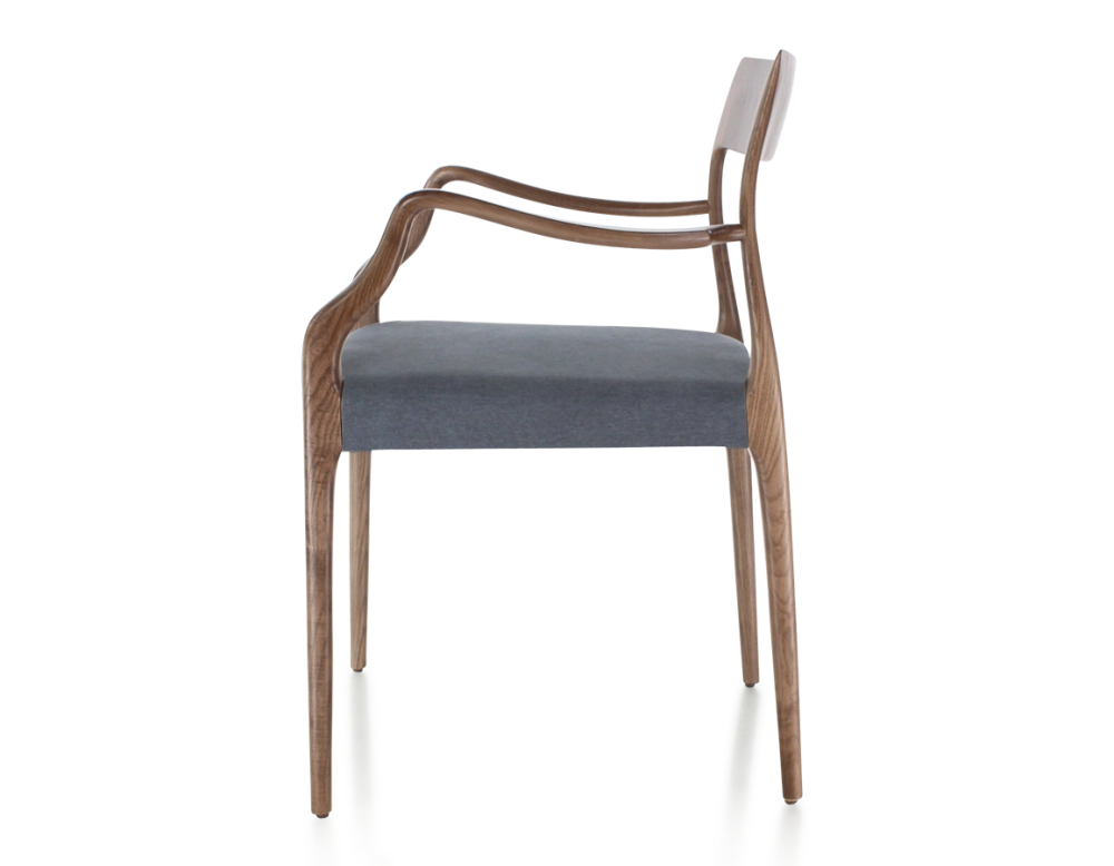 Chaise scandinave avec accoudoirs bois teinte marron foncé assise tissu gris Chaise scandinave avec accoudoirs bois teinte marron foncé assise tissu gris