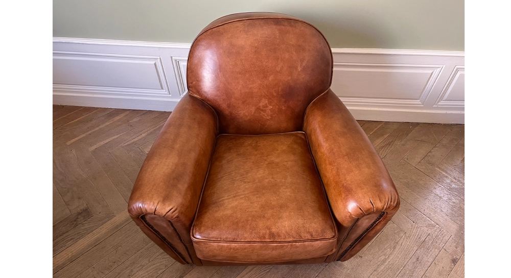 Fauteuil club cuir marron vintage accoudoirs cloutés Fauteuil club cuir marron vintage accoudoirs cloutés