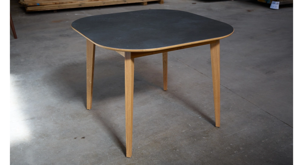 Table salle à manger 4 personnes en chêne et céramique avec bois teinte naturelle et plateau céramique gris oxydé 100x100 cm Table salle à manger 4 personnes en chêne et céramique avec bois teinte naturelle et plateau céramique gris oxydé 100x100 cm