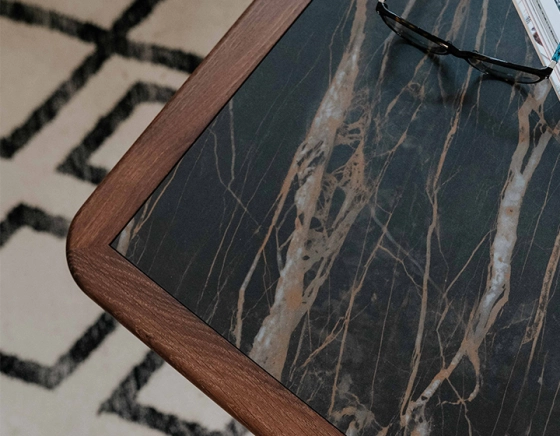 Table basse rectangulaire en chêne et céramique avec bois teinte marron foncé plateau céramique effet marbre noir 100x50 cm