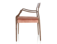 Chaise scandinave avec accoudoirs bois teinte marron foncé assise tissu velours rose pâle Chaise scandinave avec accoudoirs bois teinte marron foncé assise tissu velours rose pâle