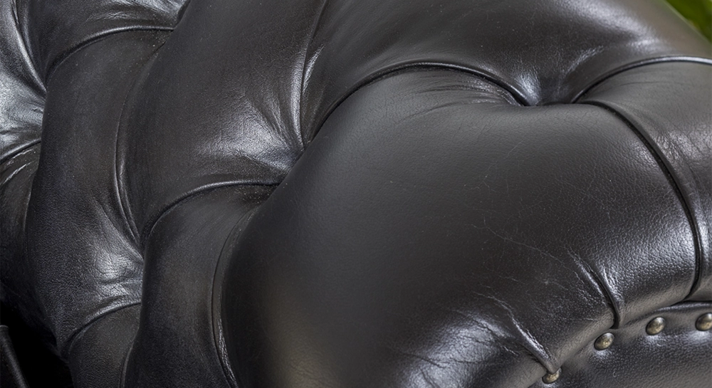 Canapé Chesterfield cuir 2 places noir accoudoirs cloutés Canapé Chesterfield cuir 2 places noir accoudoirs cloutés