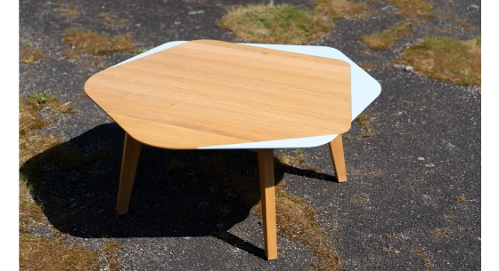 Oak coffee table with natural wood finish and sky blue lacquer. 90x90 cm