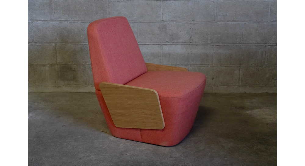 Fauteuil design sans accoudoirs chêne teinte naturelle assise tissu rose