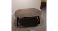 Table basse ovale en chêne et céramique avec bois teinte marron foncé plateau céramique brun oxydé 100x60 cm