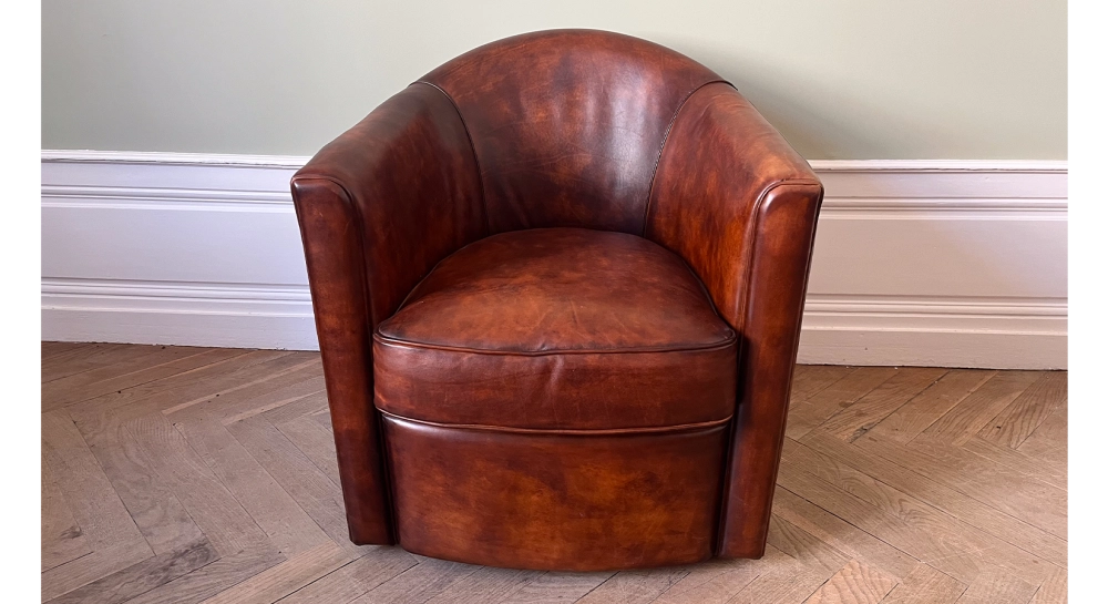 Lot de 2 fauteuils club cuir marron vintage Lot de 2 fauteuils club cuir marron vintage