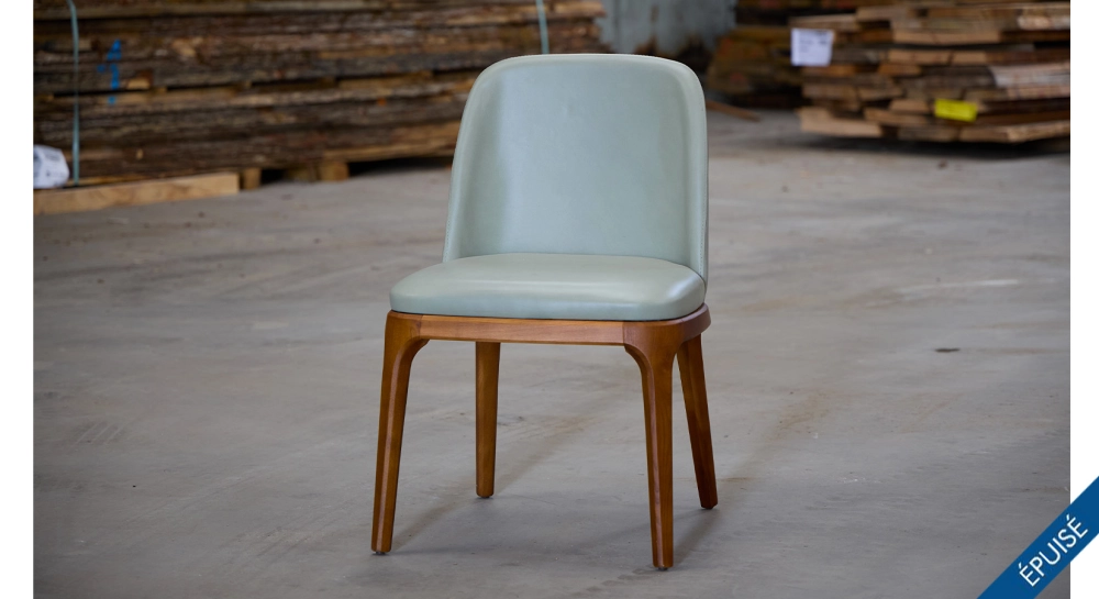 Chaise design sans accoudoirs bois teinte naturelle assise cuir vert Chaise design sans accoudoirs bois teinte naturelle assise cuir vert