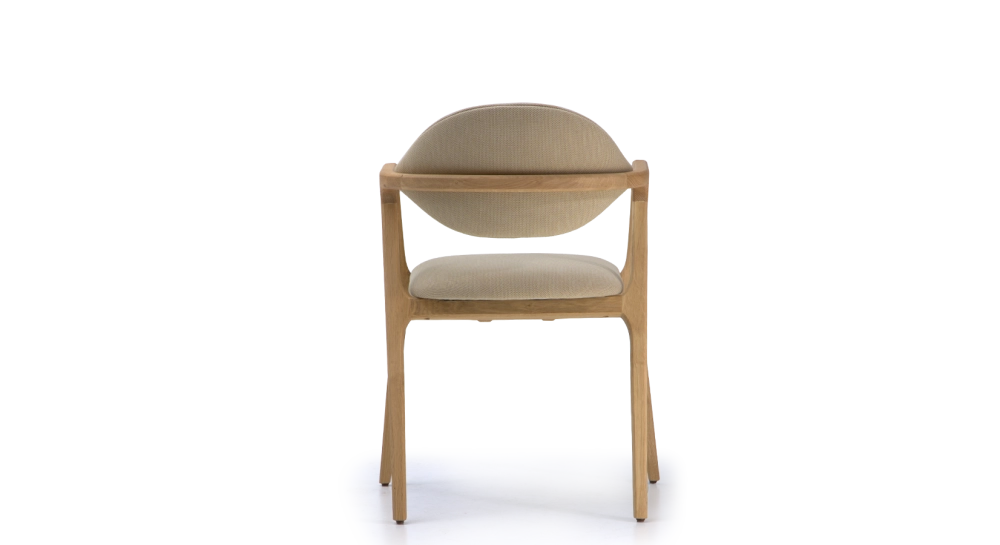 Chaise design avec accoudoirs en chêne bois teinte naturelle et tissu beige Chaise design avec accoudoirs en chêne bois teinte naturelle et tissu beige
