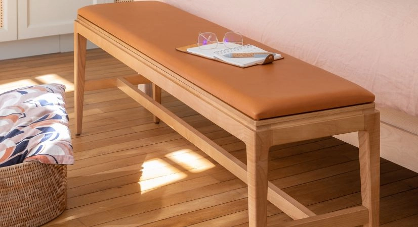 Banc design bois teinte naturelle assise cuir caramel L120 cm Banc design bois teinte naturelle assise cuir caramel L120 cm