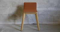 Tabouret design chêne teinte naturelle assise tissu corail