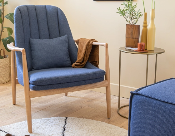 Fauteuil scandinave bois teinte naturelle et tissu bleu marine