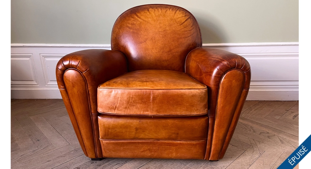 Fauteuil club cuir marron clair accoudoirs cloutés Fauteuil club cuir marron clair accoudoirs cloutés