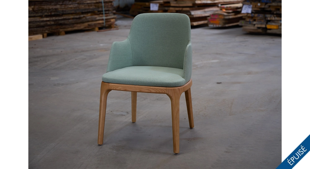 Chaise design avec accoudoirs bois teinte naturelle et tissu vert clair Chaise design avec accoudoirs bois teinte naturelle et tissu vert clair
